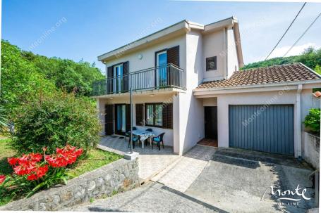 Uređena kuća sa vrtom i garažom 250 m od mora na Luštici