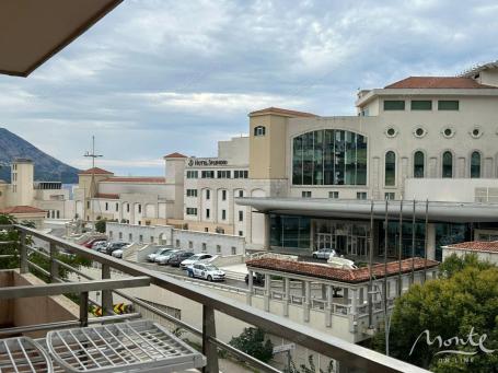 Dvosoban stan na odličnoj lokaciji u Bečićima