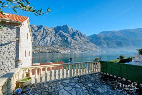 Dvospratna kuća na prvoj liniji sa pogledom na zaliv u Muu, Kotor