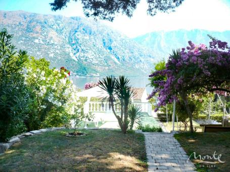 Kuća 30 metara od mora sa garažom u Stolivu, Kotor