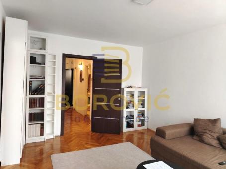 Centar-Cara Lazara, 68m2, pešačka zona