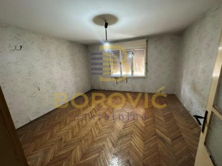 Batajnica, 252m2, 5 ari, kod pijace, izlaz na dve ulice