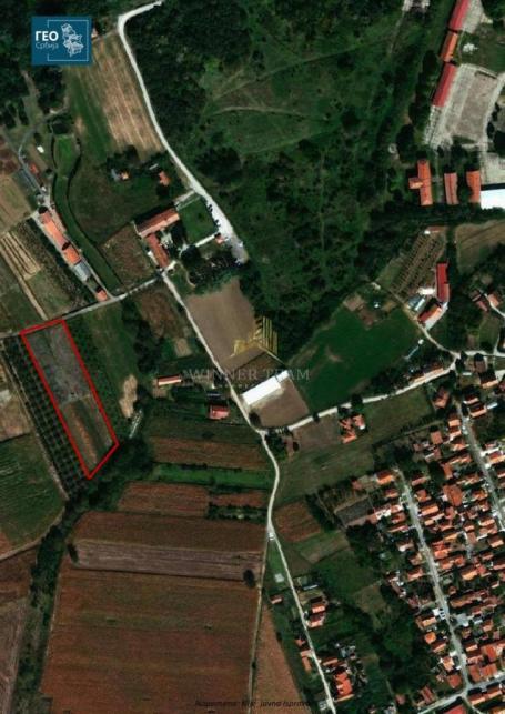 Na prodaju parcela 65 ari – idealna za halu, kuću ili investiciju