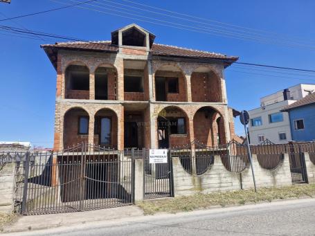 Prostrana spratna kuća na prometnoj lokaciji