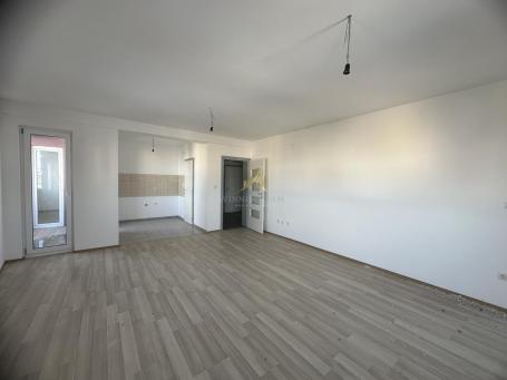 Neuseljavan trosoban stan u novogradnji- dve terase, odličan raspored!