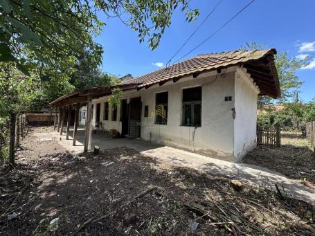 Kuća za adaptaciju na placu od skoro 8 ari u mirnom delu Ćuprije