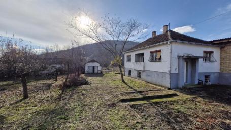 Kompletno seosko domaćinstvo u selu Orašje kod Varvarina