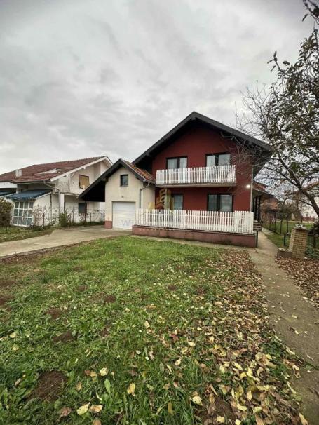 Na prodaju prostrana kuća  na Budzinom brdu