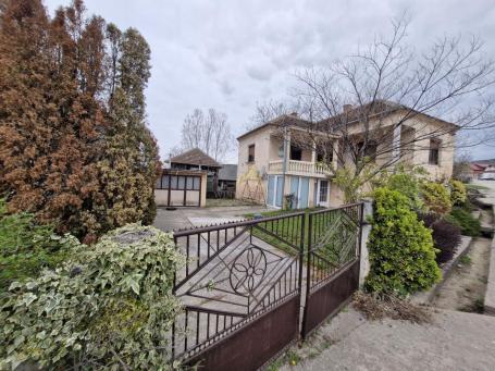 Kompletno uređeno seosko domaćinstvo u centru Stubice!