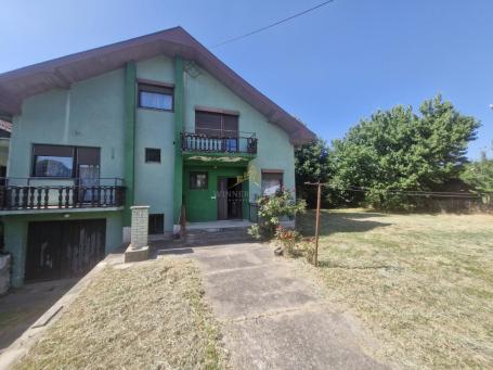 Porodična kuća sa prelepim placem i odličnim rasporedom nadomak Jagodine