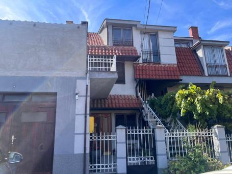 Kuća sa 5 stambenih jedinica-328 m2 i pomoćna zgrada 73 m2- Ledena stena