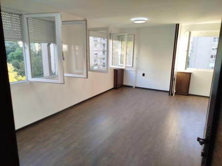 Stambeno - poslovni prostor sa garažom, Bulevar Nemanjića