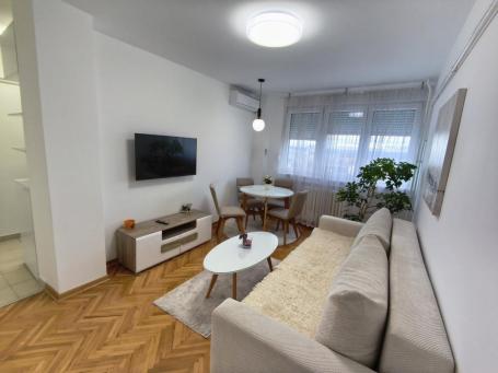 Jednoiposoban stan - Centar