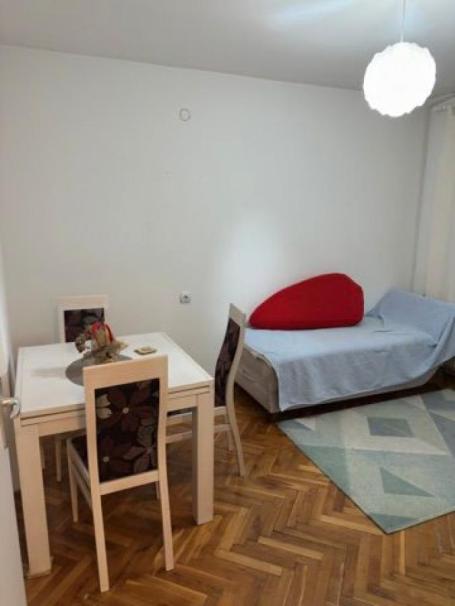Izdaje se sređen i miran stan u kuci