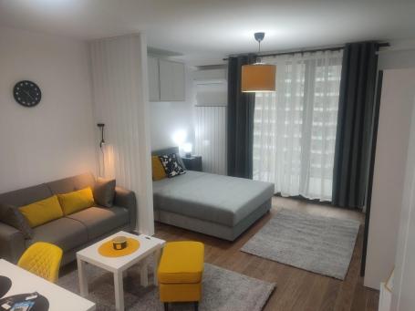 Lux garsonjera u kompleksu Planet Residence