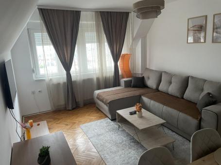 Renoviran dvosoban stan u blizini Pravnog fakulteta