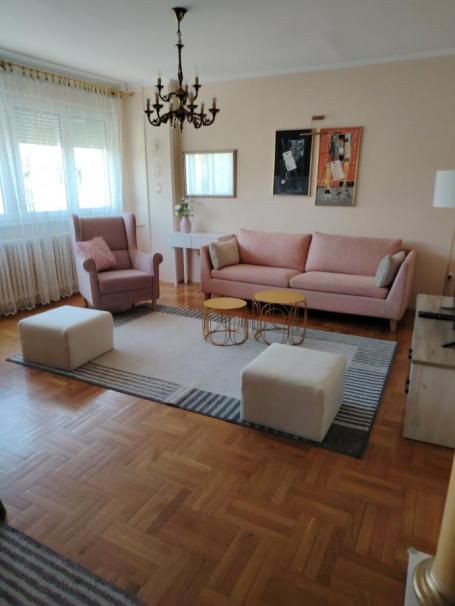 Komforan dvoiposoban stan na Trgu Učitelja Tase