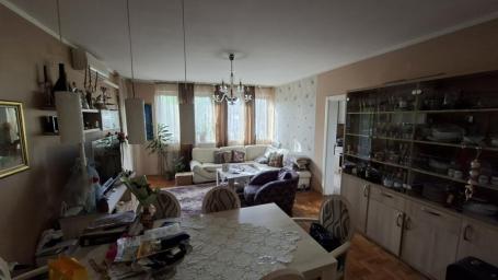 Četvorosoban stan na Trgu Komenskog
