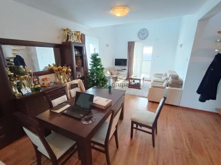 Uknjižen stan sa galerijom i tri terase-panoramski pogled