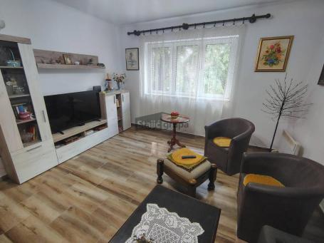 Mirna zgrada okružena zelenilom