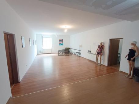 Uknjižen, prostran stan 103m2