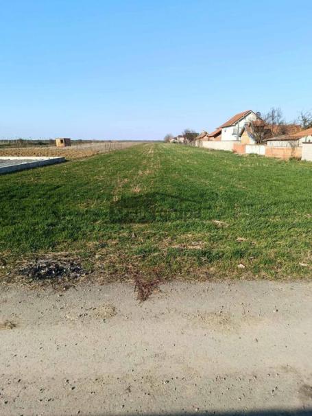 Одличан плац са грађевинским потенцијалом