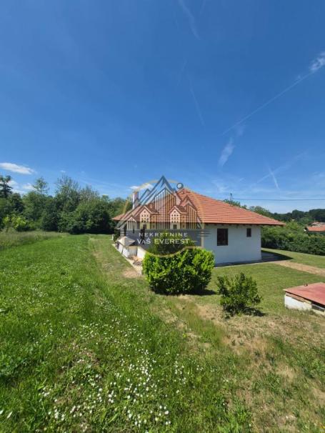 Odlična uknjižena kuća u mirnom okruženju, 30km od centra Beograda