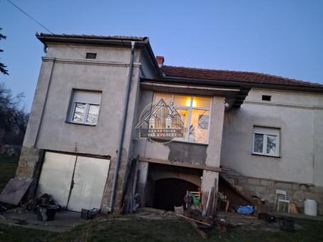 Aranđelovac, dve uknjižene kuće na 16 ari placa