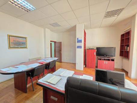 Prodaja poslovnog prostora 121 m² sa 5 odvojenih prostorija i parking mestom – na atraktivnoj lokaci