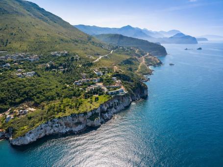 Prodaja ekskluzivnog placa 1.430 m² na prvoj liniji mora sa panoramskim pogledom – Skočidjevojka, Re