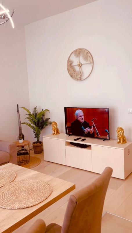 Izdavanje luksuznog jednosobnog stana 45m² sa pogledom na more i garaznim mestom – Tivat,150m od mor