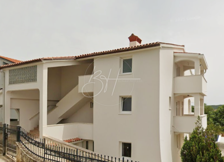 Banjole - kuća s apartmanima, 500 m od mora