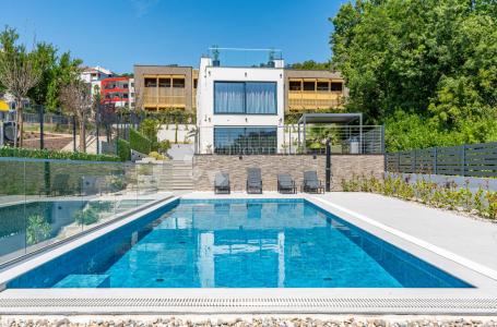 Samostojeća moderna vila sa bazenom