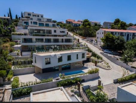 Moderna vila sa bazenom, drugi red od mora   III