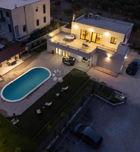 VILLA SA BAZENOM