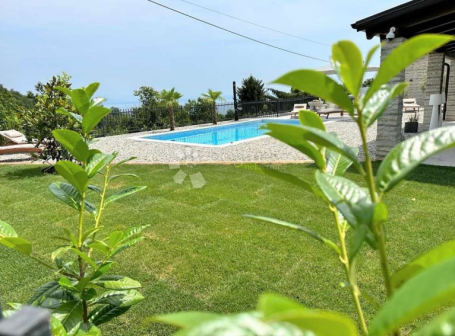 OPATIJA - OKOLICA - LUKSUZNA VILA S GRIJANIM BAZENOM I PREDIVNOM OKUĆNICOM 