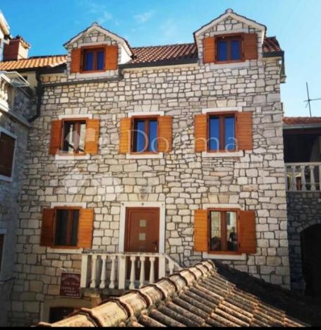 Prilika! Poslovno-stambena vila u Supetru, Brač