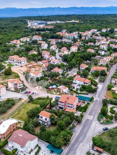 MALINSKA - GRAĐEVINSKO ZEMLJIŠTE S IDEJNIM PROJEKTOM ZA TRI DUPLEX KUĆE I JEDNU SAMOSTOJEĆU
