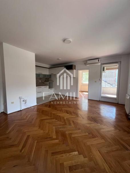 Četvorosoban stan, 83 m², Bulevar Oslobođenja, Novi Sad, 1. sprat