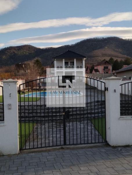Na prodaju neuseljavana kuća sa bazenom