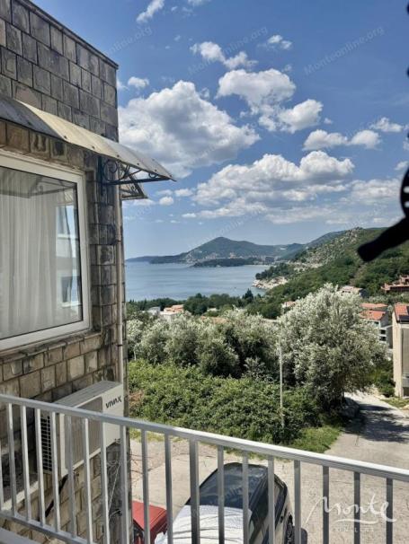 Svijetao dvosoban stan s pogledom na more i planine u Kamenovu