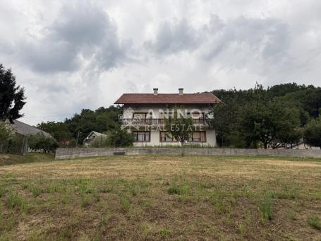 Imanje s velikim potencijalom – dvije kuće, garaže i gospodarski objekti