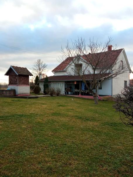 Vučkovica, kod Knića –kuća, površine 92 m2 i pomoćna zgrada površine 50 m2, garaža i plac 2953 m2