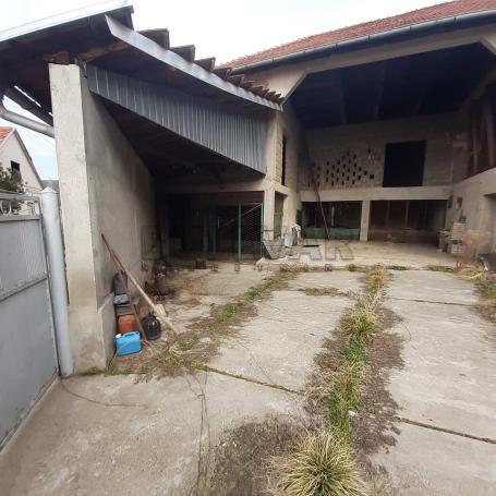 Odličan, pomoćni ekonomski  objekat, 176m2, na placu 2.75ari, ozakonjen, Čečina