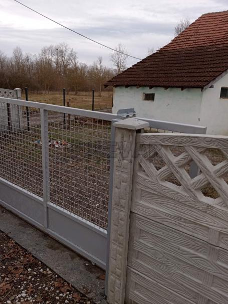 Obrva kod Kraljeva- kuća površine 13 m2 u osnovi i pomoćna zgrada 11 m2u osnovi, plac 2429 m2