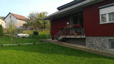 Retko u ponudi!  Odlično  seosko domaćinstvo, kuća 140m2, pomoćni objekat, plac  57.36ari, Stanci ko