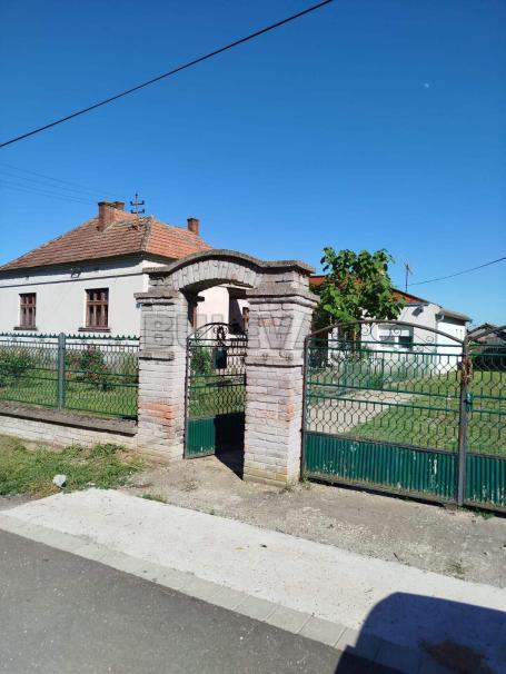 Domaćinstvo u Lapovu - kuća 91 m2, kuća 50 m2, pomoćni objeki i plac 1900 m2