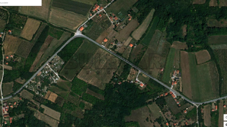 Plac u Junkovcu, pored magistralnog puta Rača Topola-  površina 5245 m2, poljoprivredno zemljište