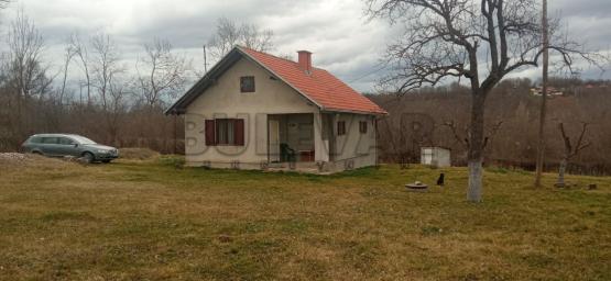 Toponica kod Knića - kuća 76 m2, okućnica 2009 m2, njive 6083 m2 i šuma 1805 m2