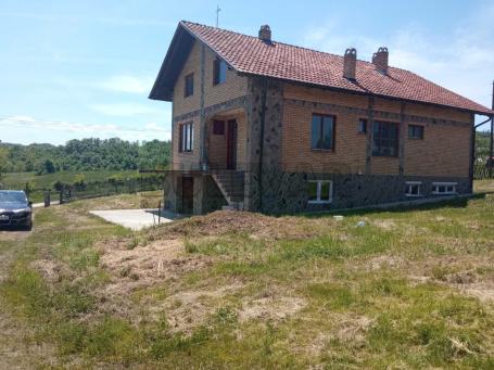 Seosko domaćinstvo u Guberevcu kod Gruže - kuća 150 m2 u osnovi, pomožni objekata i plac, okućnica 1